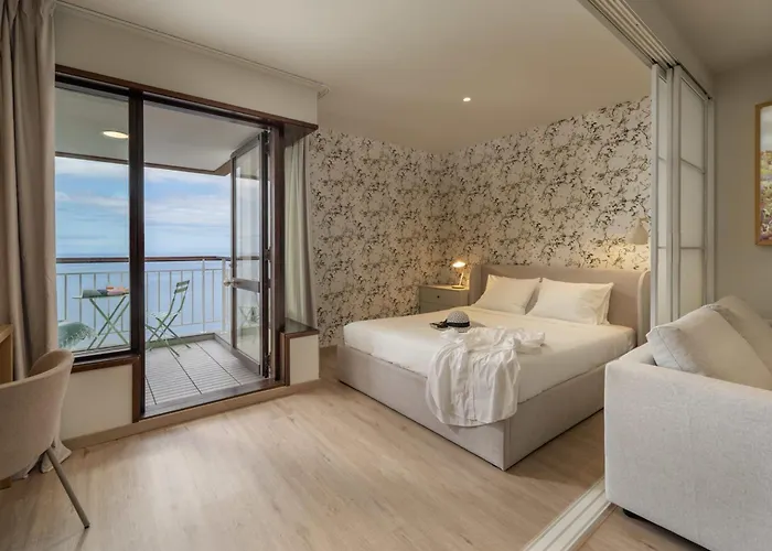 Monumental 10 By An Island * פונשל