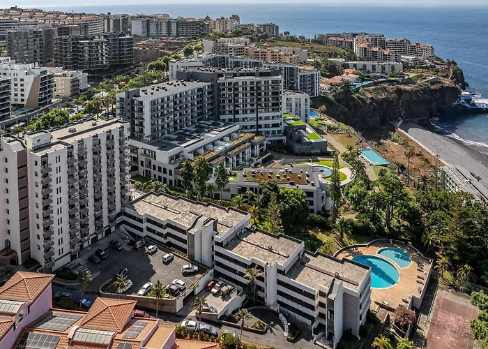 Monumental 10 By An Island פונשל